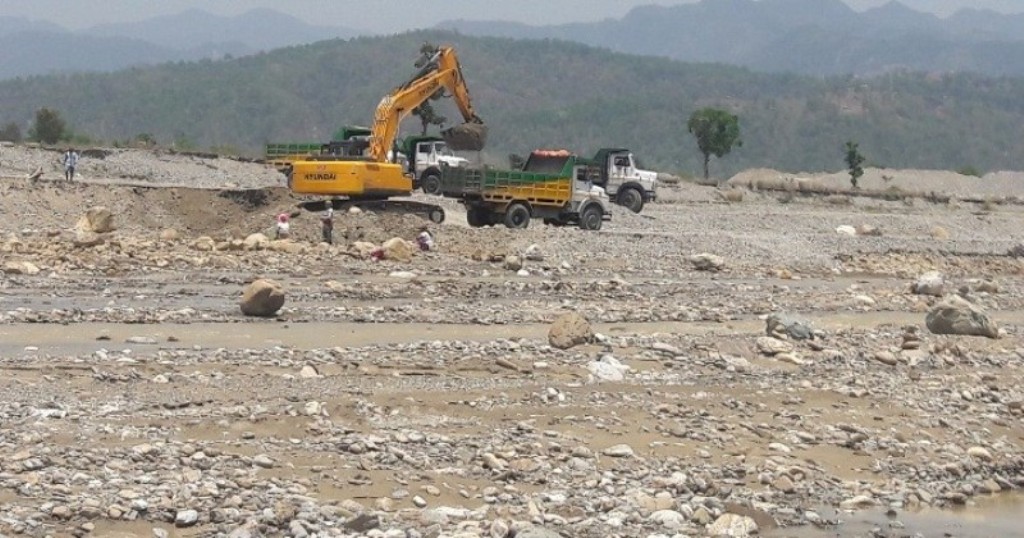 त्रियुगा क्षेत्रमा नदीजन्य पदार्थ चोरी निकासी गर्ने कार्य तीव्र, सरोकारवाला निकाय मौन